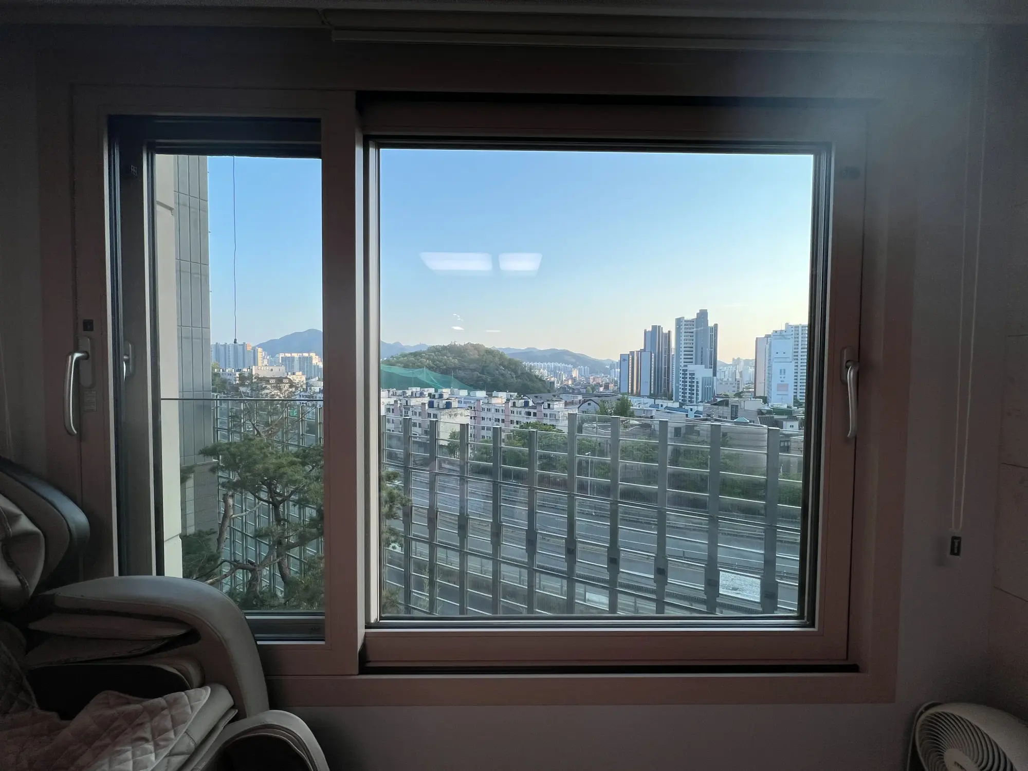 아파트외창청소주기 작업 후 아파트 유리창 전경 사진