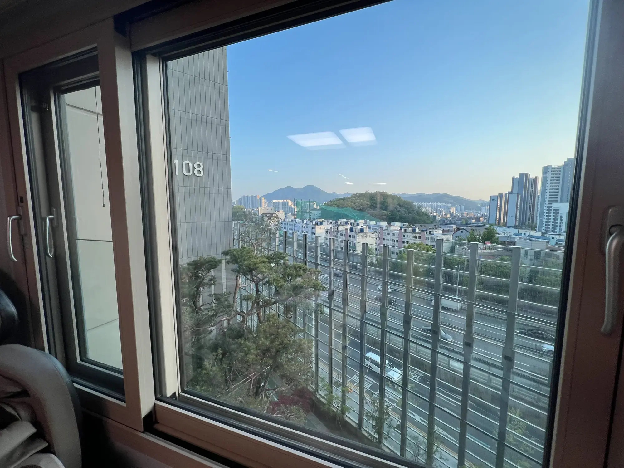 도로변아파트유리창청소 작업 후 아파트 유리창 전경 사진