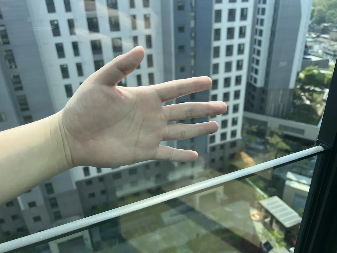 안양아파트유리창청소 안양 아파트 거실 창 유리 상태 작업 후 사진