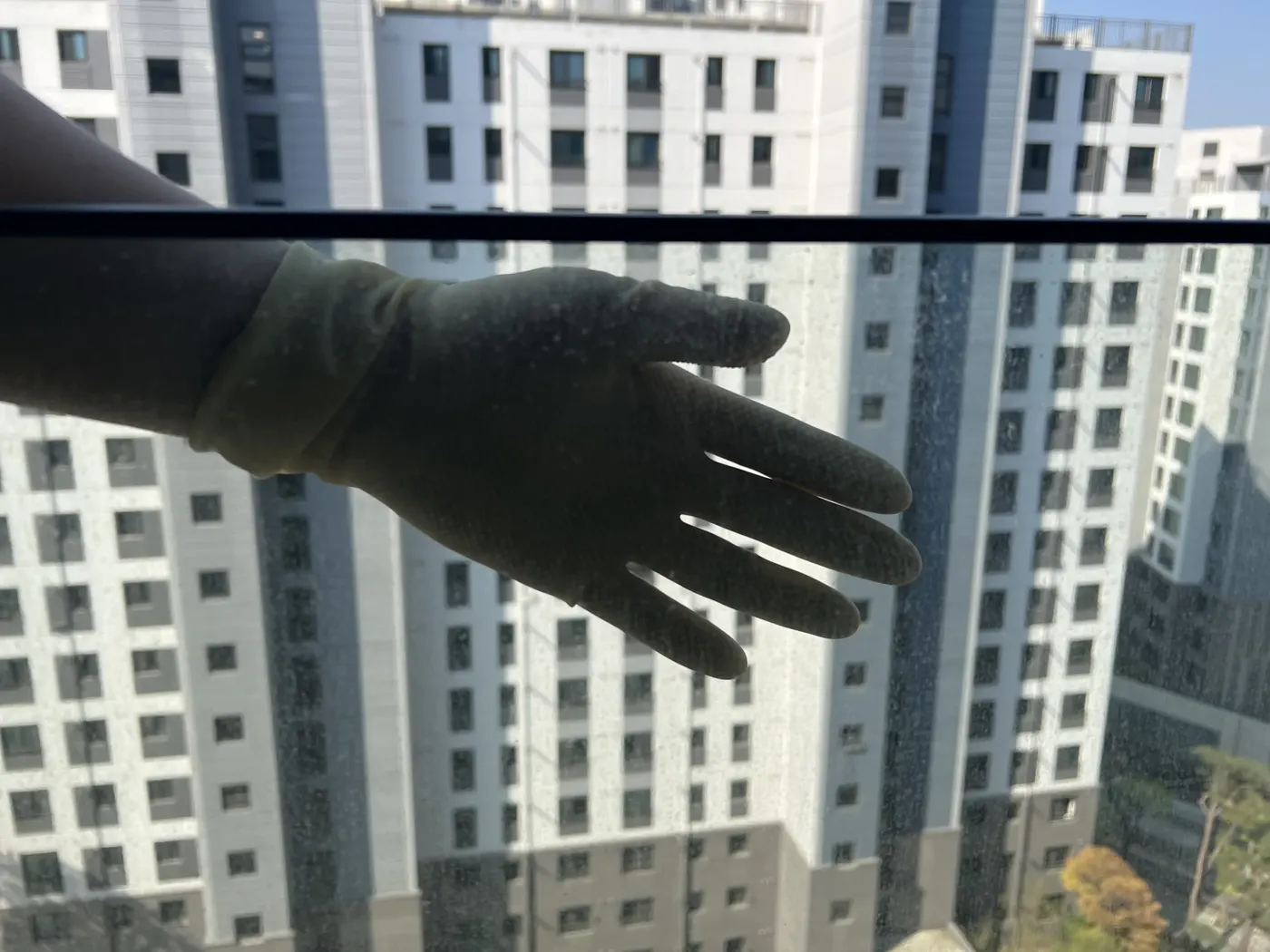 안양아파트유리창청소 안양 아파트 거실 창 가장자리 상태 작업 전 사진