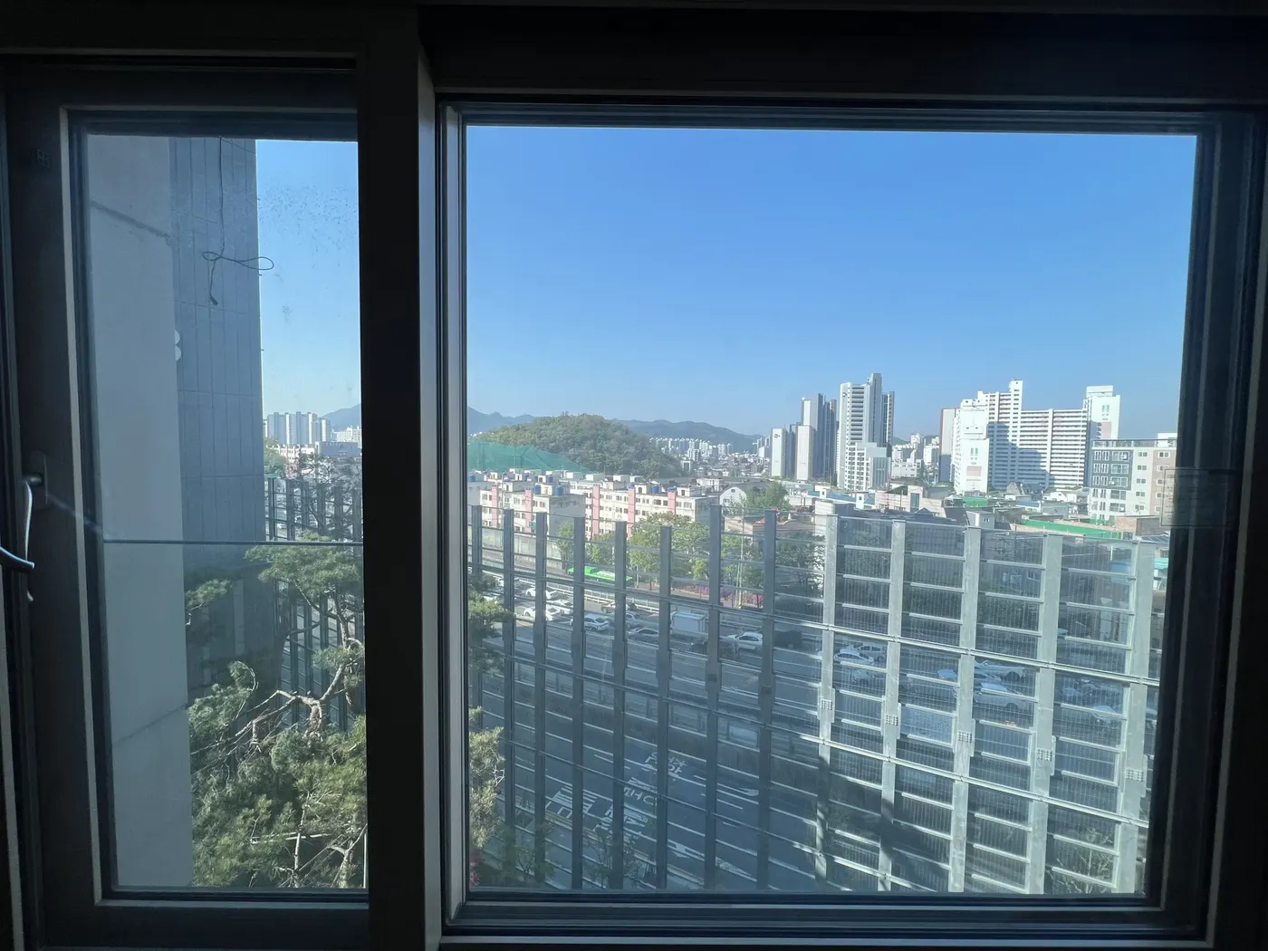 서울아파트유리창청소 아파트 거실 창 작업 전 사진
