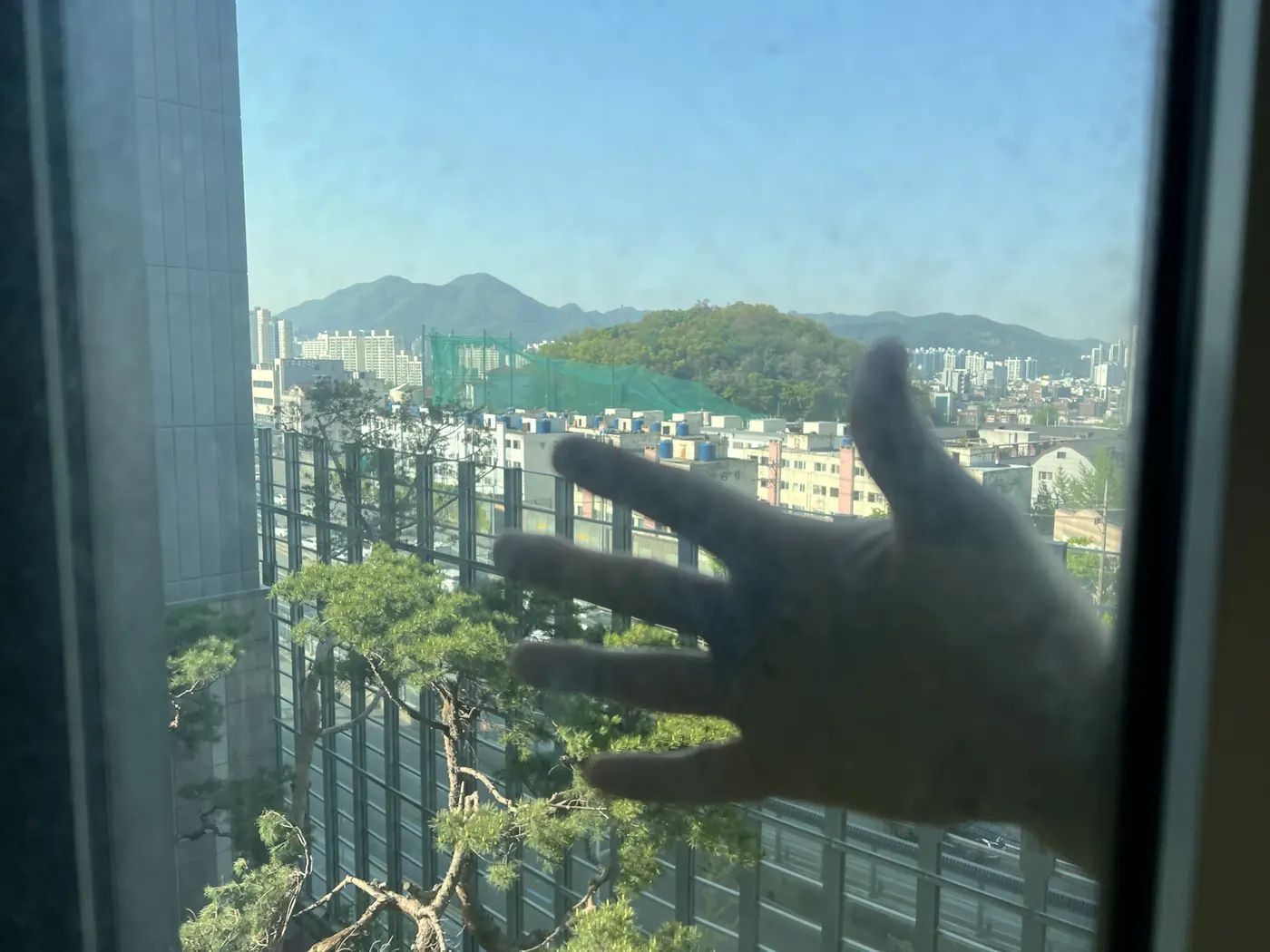인천아파트유리창청소 작업 전 안방 유리의 뿌연 막 확인 사진