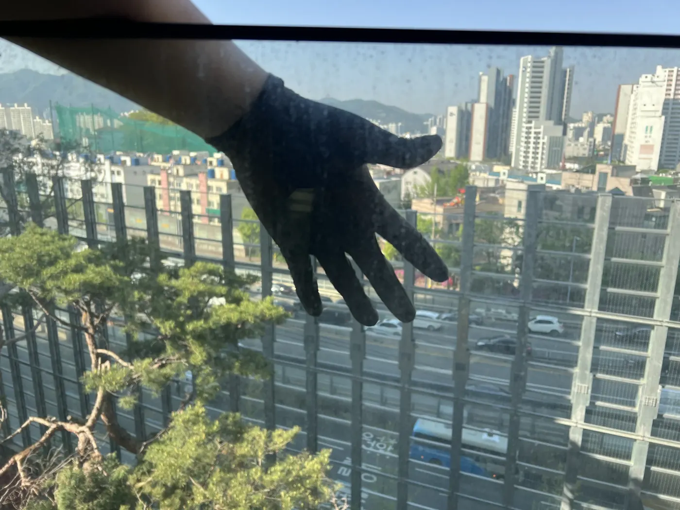 도로변아파트유리창청소 작업 전 도로변 안방 유리 먼지 사진