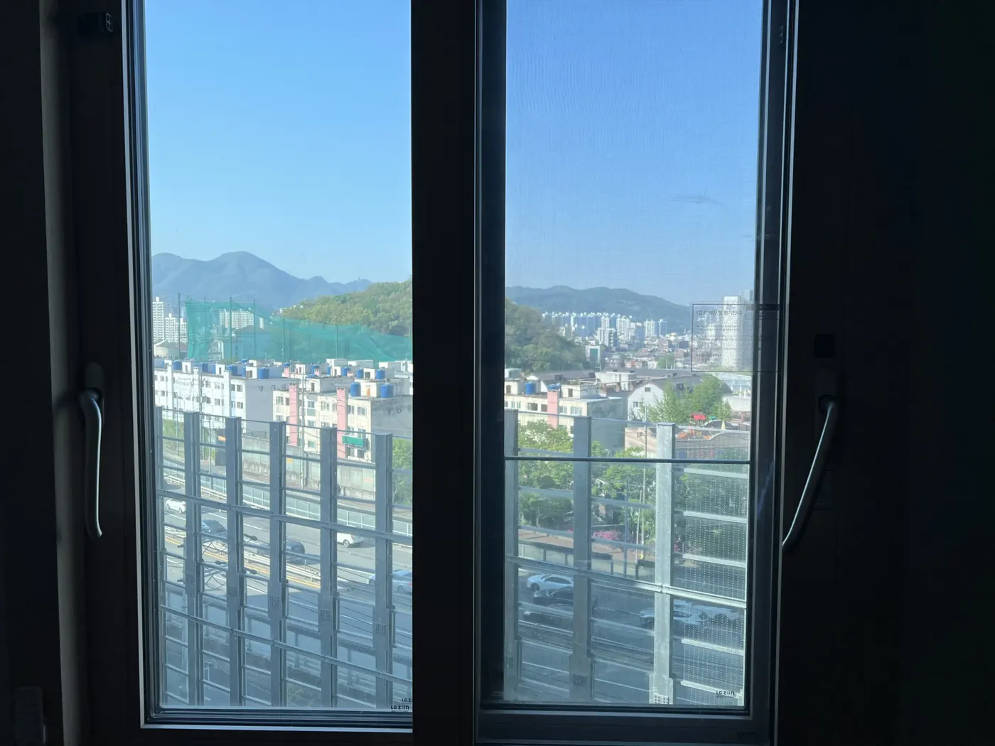 아파트유리창청소 아파트 작은방 창 작업 전 사진