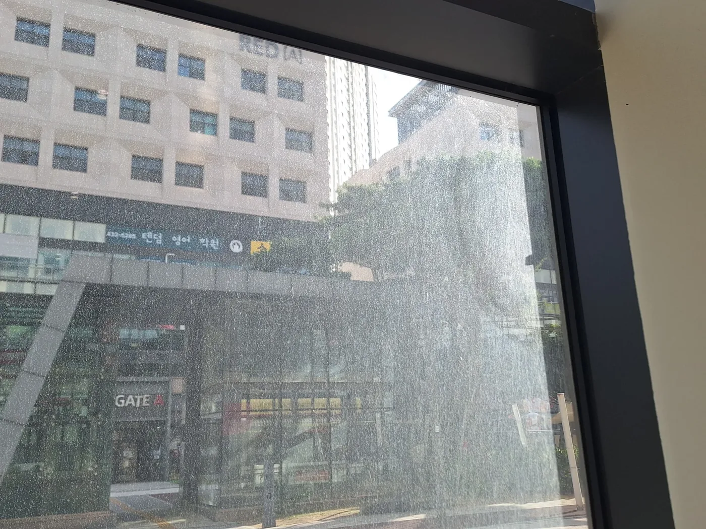상가유리창청소주기 매장 안에서 본 큰 창 작업 전 사진