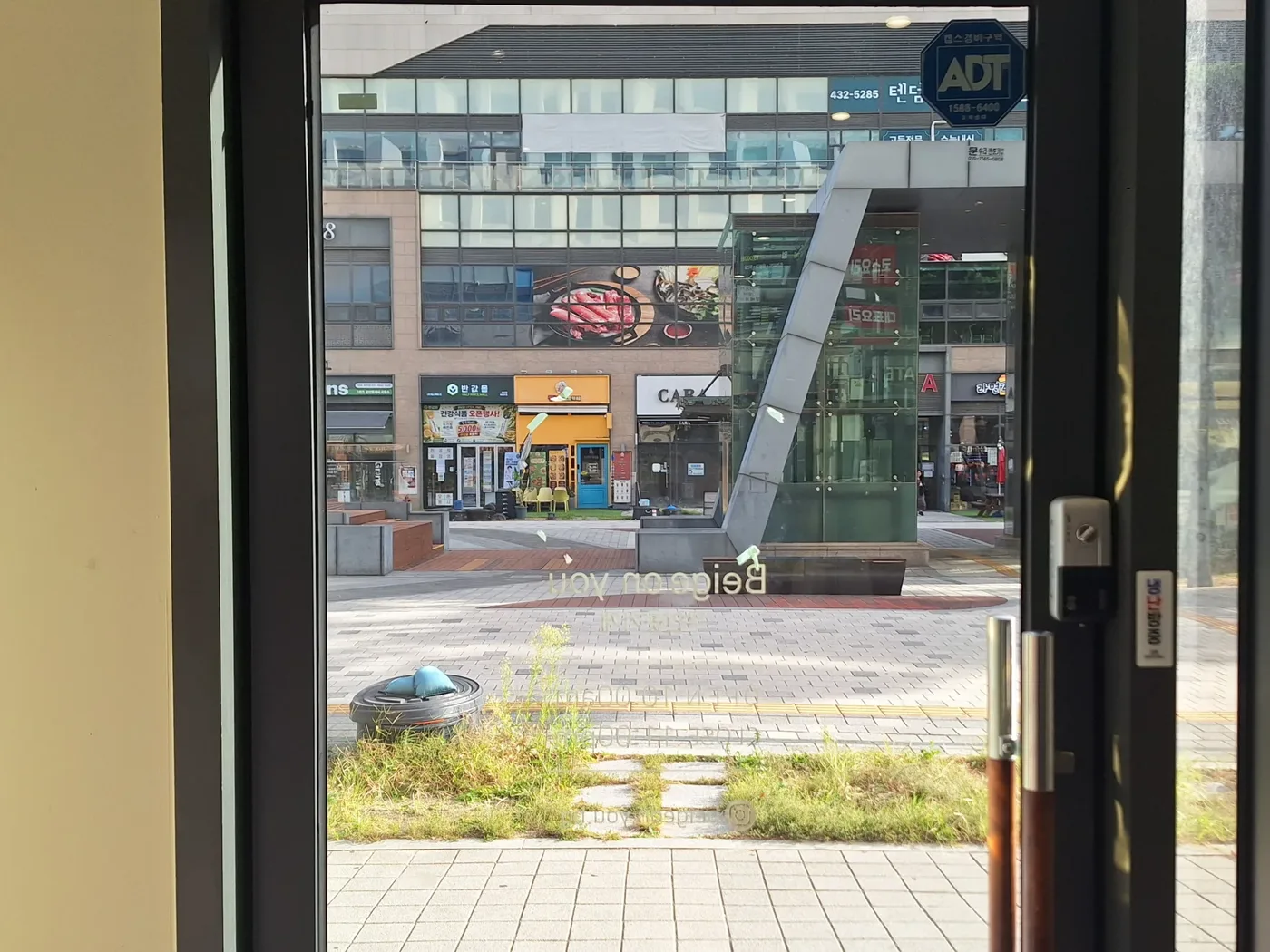 출입문유리청소 출입문 옆 유리와 문 작업 전 사진