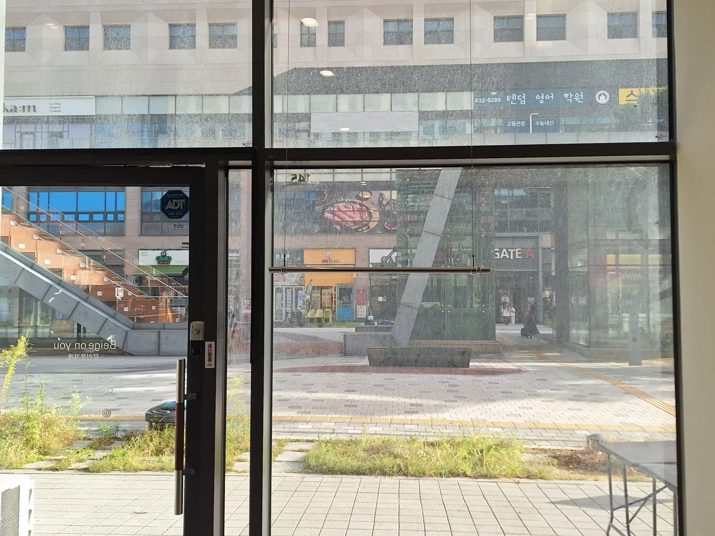 출입문유리청소 출입문을 포함한 통유리 벽 작업 전 사진