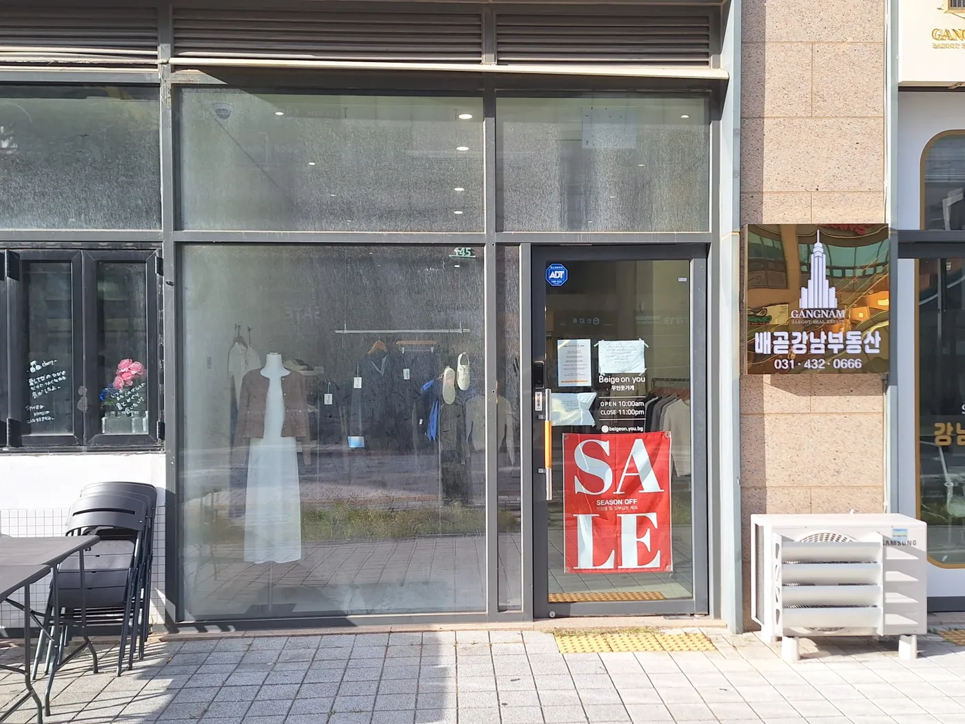 출입문유리청소 보행로에서 본 출입문과 쇼윈도 작업 전 사진